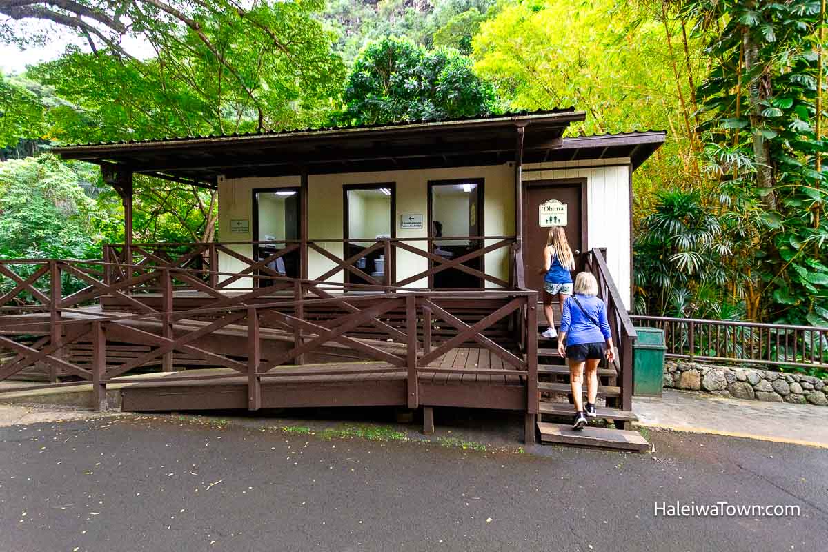 restrooms in the botanical gardens